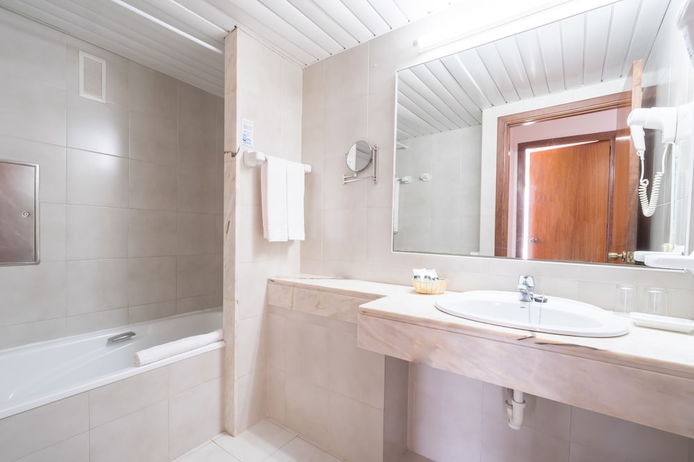 Aparthotel Tropicana — Hotel rooms in Cala Millor, Balearic Islands