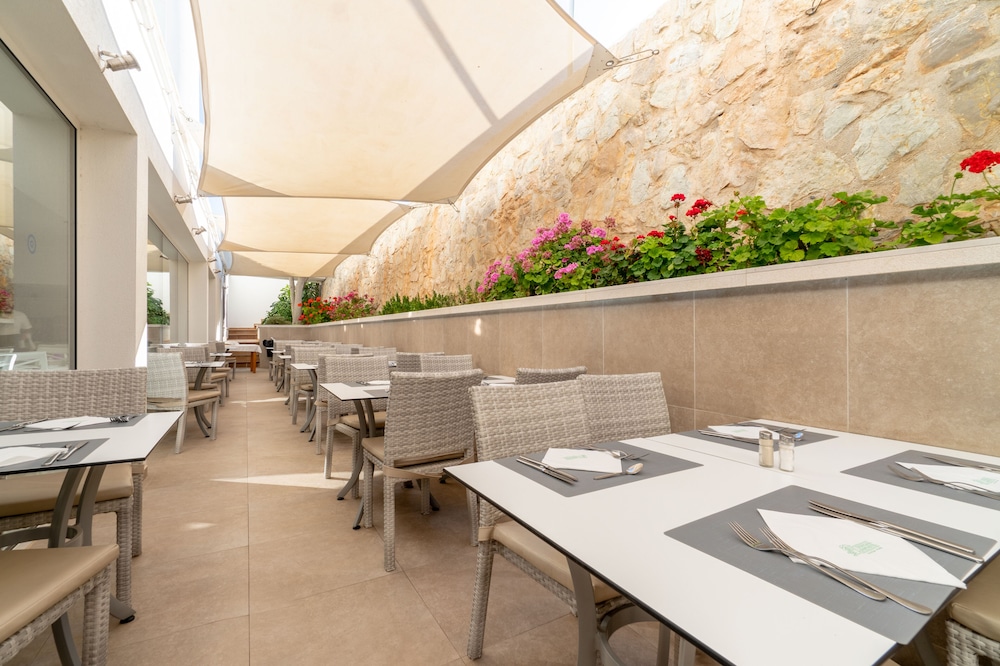 Aparthotel Tropicana — Restaurant & bars in Cala Millor, Balearic Islands