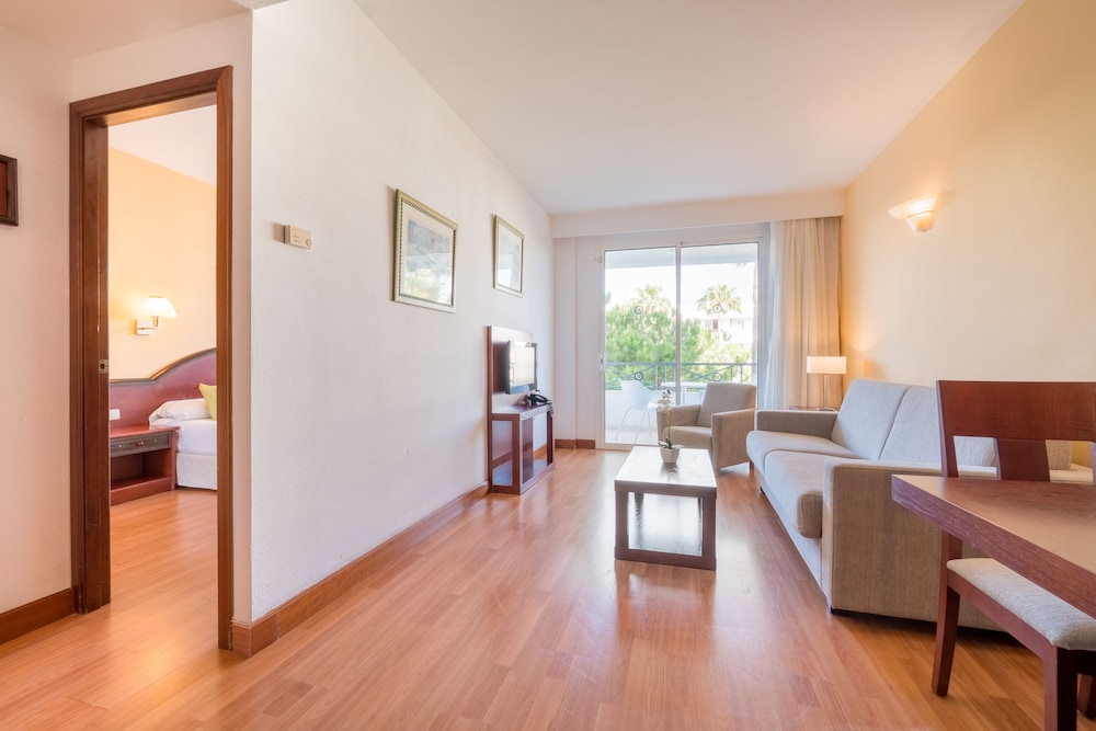 Aparthotel Tropicana — Hotel rooms in Cala Millor, Balearic Islands