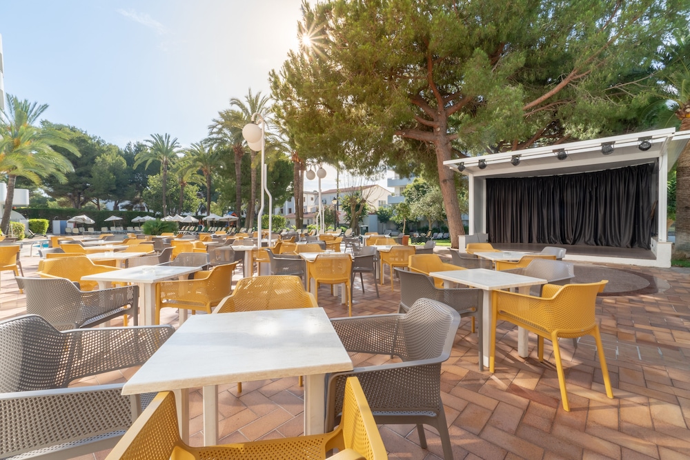 Aparthotel Tropicana — Restaurant & bars in Cala Millor, Balearic Islands