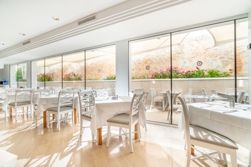 Aparthotel Tropicana — Restaurant & bars in Cala Millor, Balearic Islands