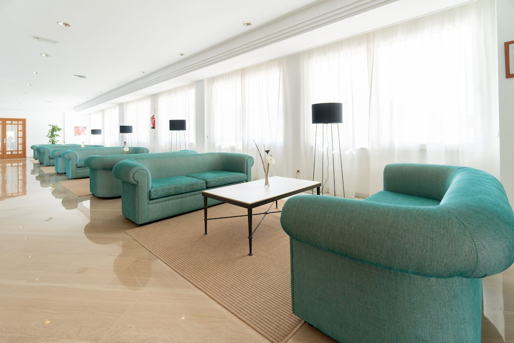 Aparthotel Tropicana — Hotel building in Cala Millor, Balearic Islands