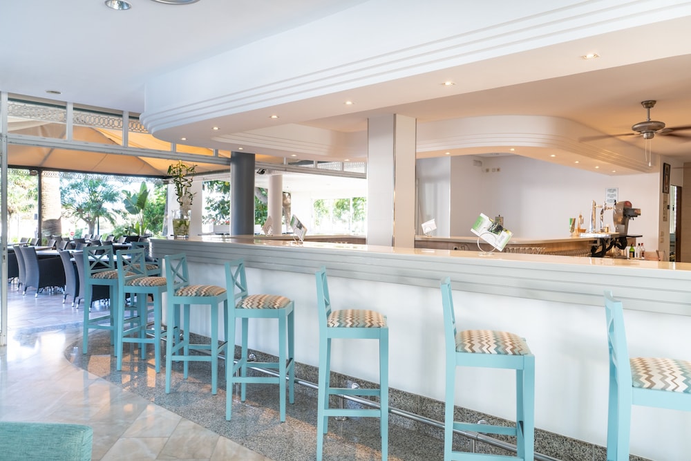 Aparthotel Tropicana — Restaurant & bars in Cala Millor, Balearic Islands