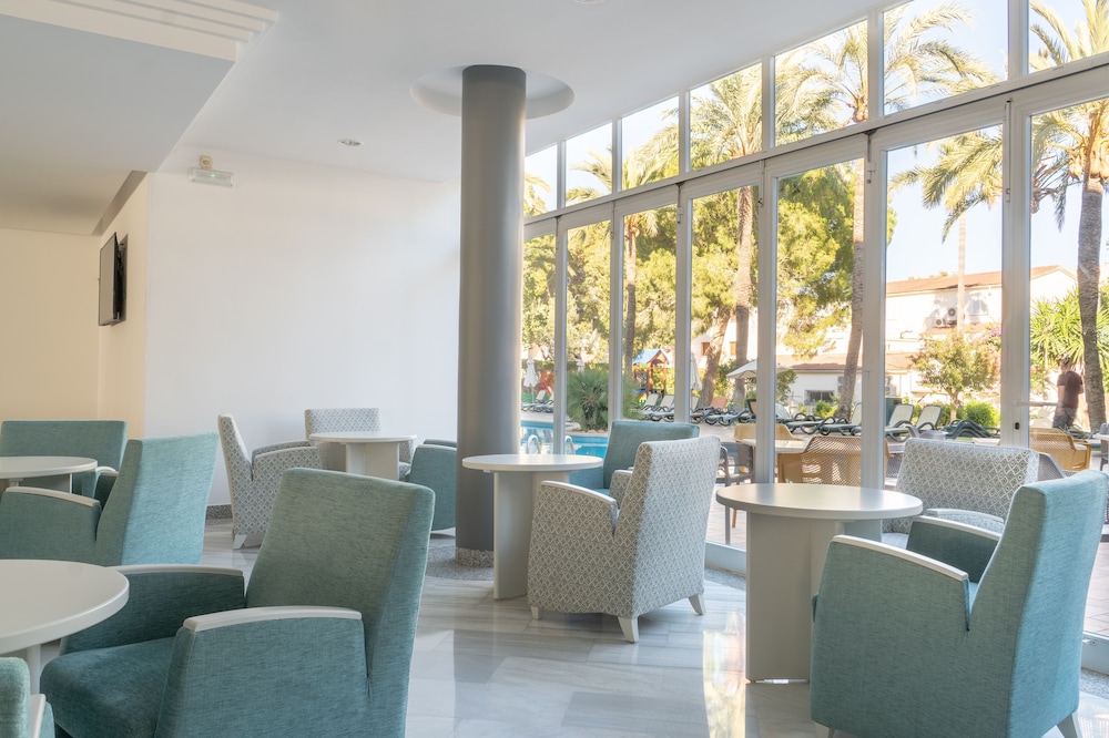 Aparthotel Tropicana — Restaurant & bars in Cala Millor, Balearic Islands