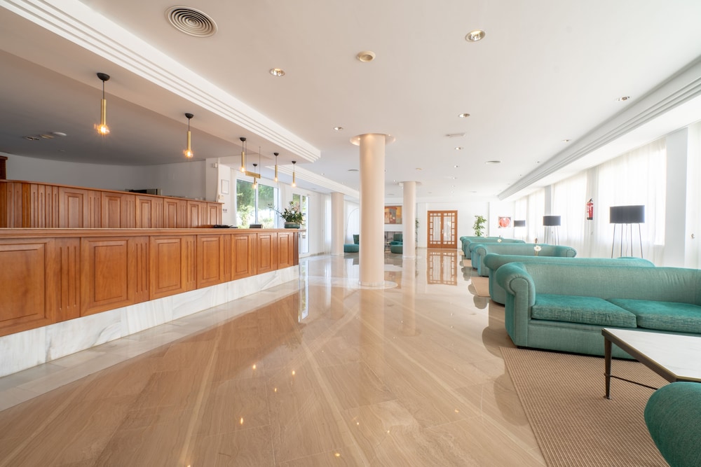 Aparthotel Tropicana — Hotel building in Cala Millor, Balearic Islands