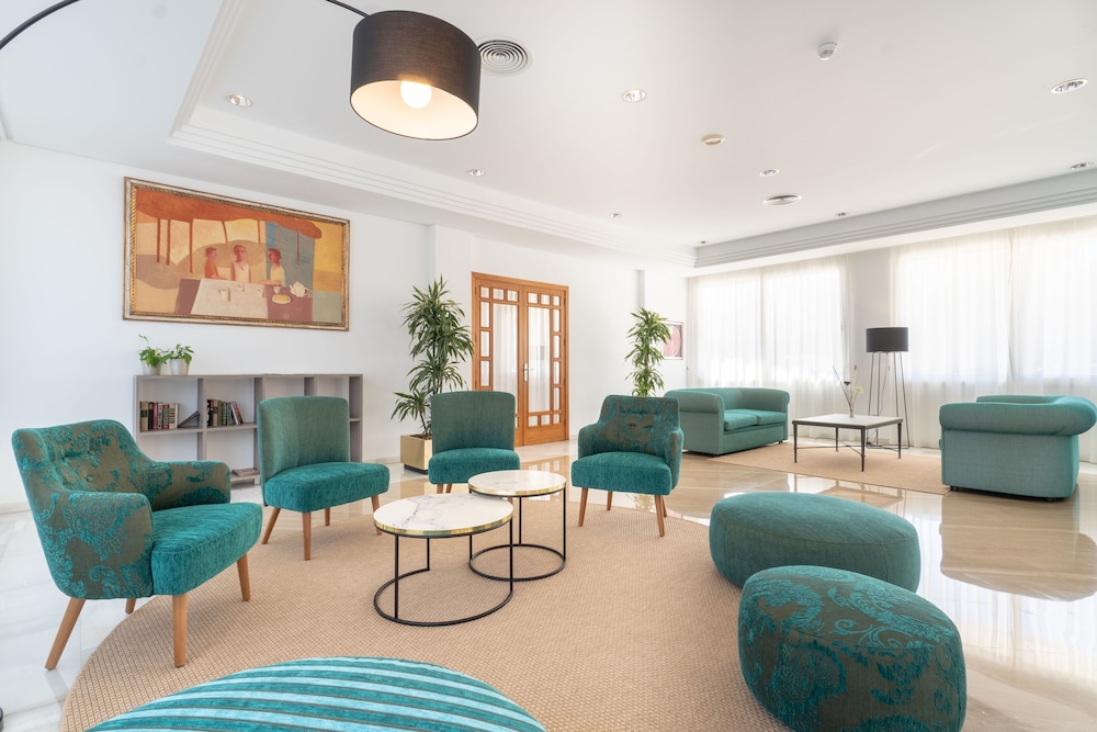 Aparthotel Tropicana — Hotel building in Cala Millor, Balearic Islands