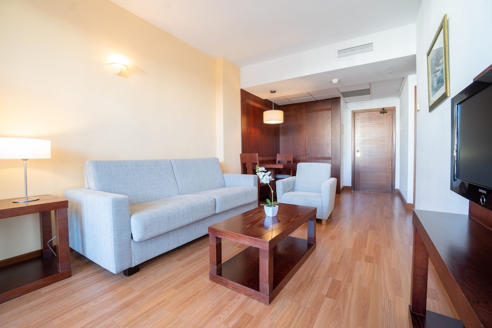 Aparthotel Tropicana — Hotel rooms in Cala Millor, Balearic Islands