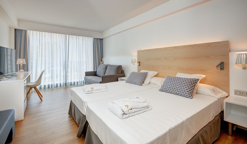 Hotel Girasol — Hotel rooms in Cala Millor, Balearic Islands