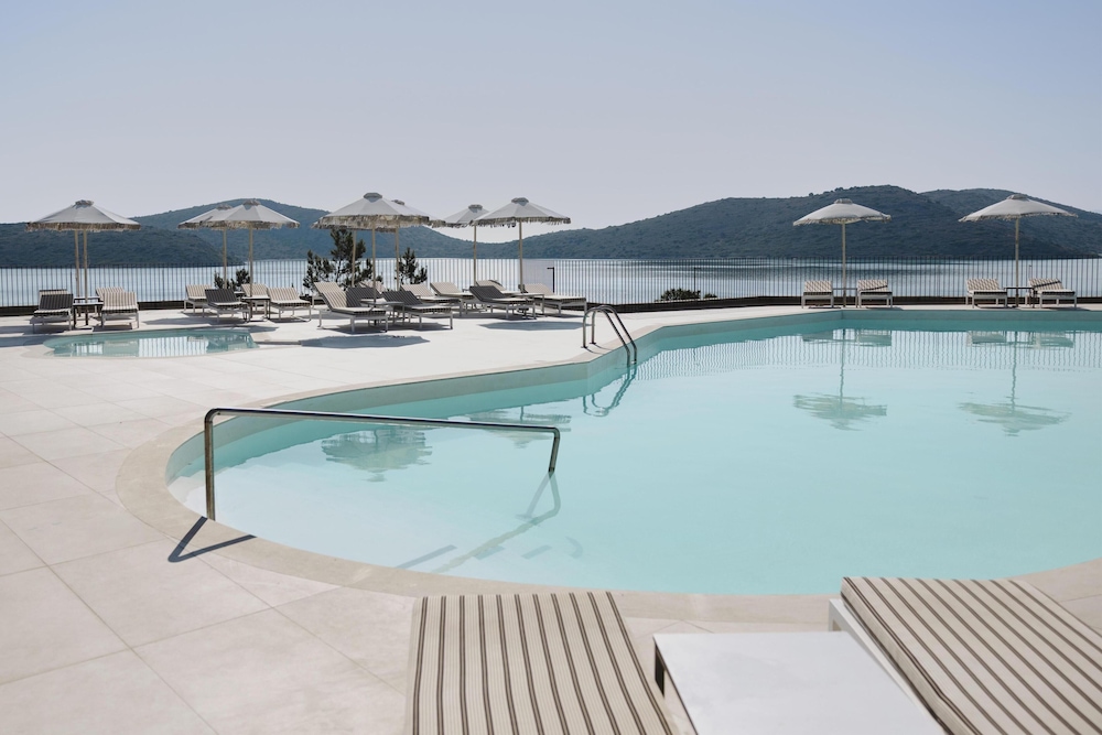 Domes Aulus Elounda Resort, Curio Collection by Hilton - All inclusive — Swimming pool in Elounda