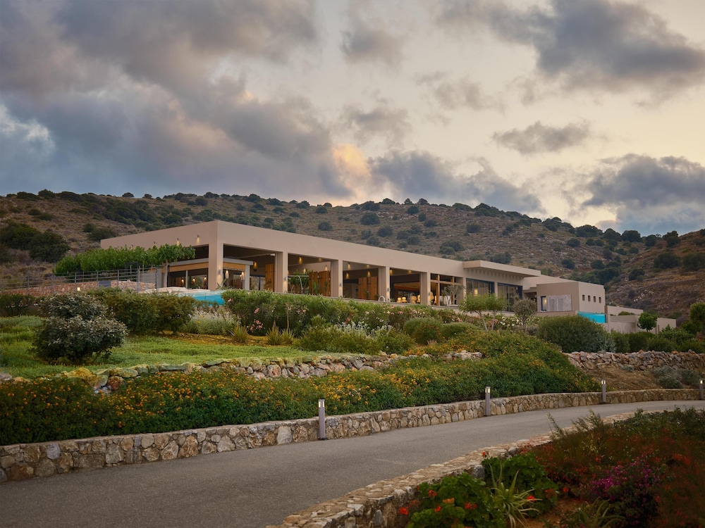Domes Aulus Elounda Resort, Curio Collection by Hilton - All inclusive — Hotel building in Elounda