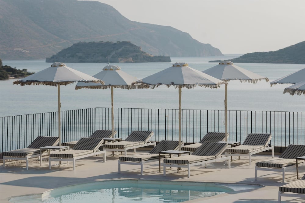 Domes Aulus Elounda Resort, Curio Collection by Hilton - All inclusive — Swimming pool in Elounda