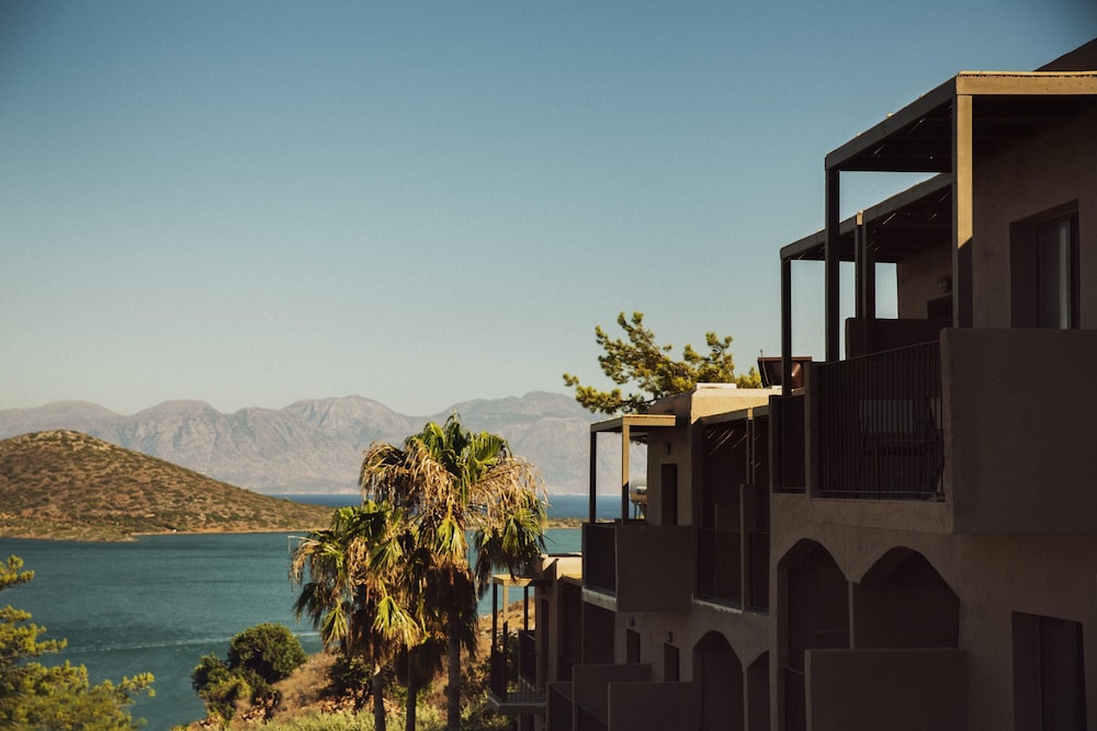 Domes Aulus Elounda Resort, Curio Collection by Hilton - All inclusive — Hotel building in Elounda