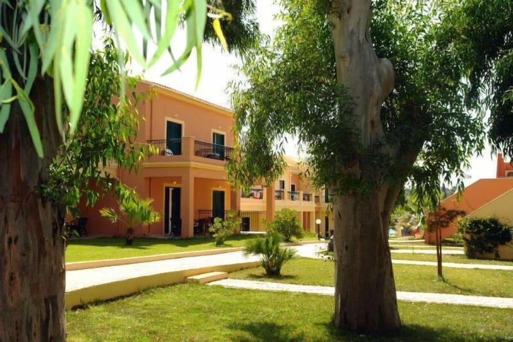 Aqualand Resort — Hotel building in Agios Ioannis Parelia, Ionian Islands