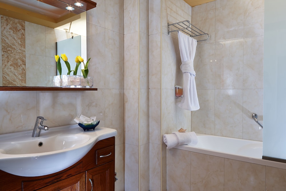 St. Constantin Beach Hotel and Spa — Hotel rooms in Gouves