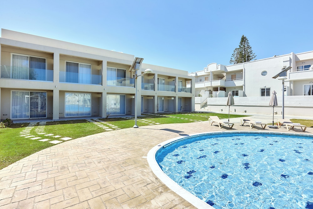 St. Constantin Beach Hotel and Spa — Swimming pool in Gouves