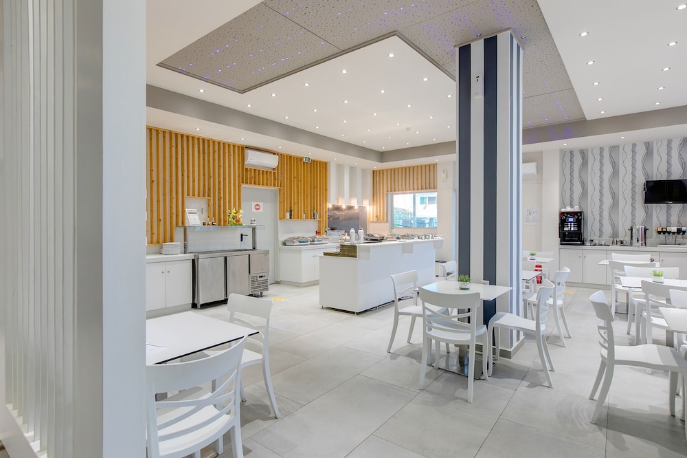Club Zante Plaza — Restaurant & bars in Laganas, Ionian Islands