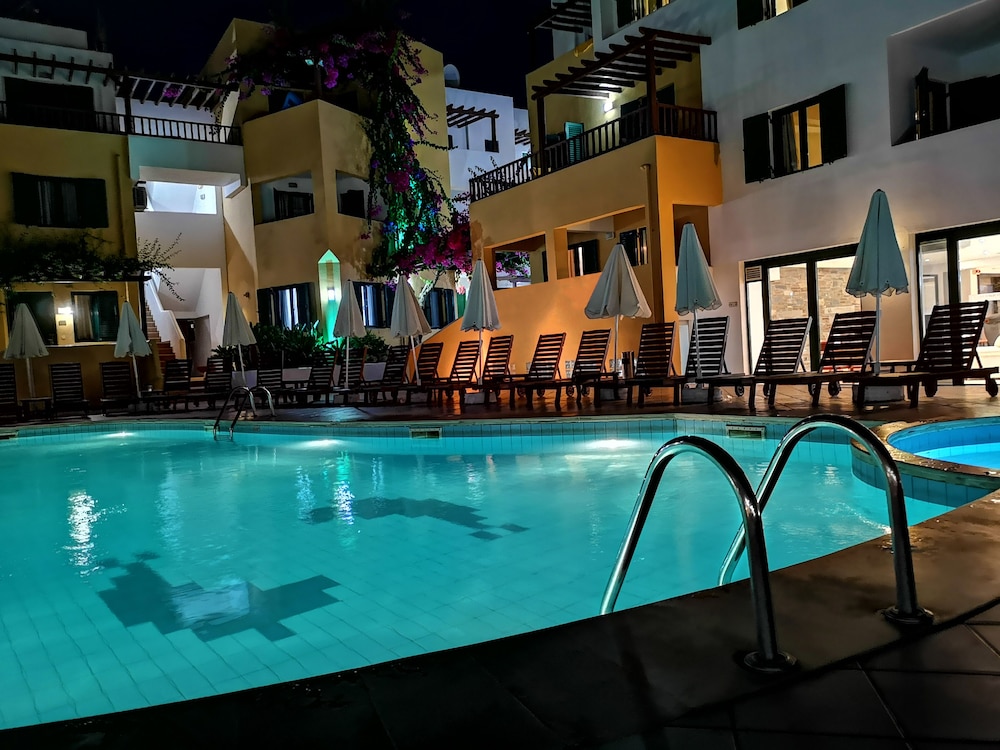 Elmi Suites Beach Hotel - All Inclusive — Swimming pool in Hersonissos