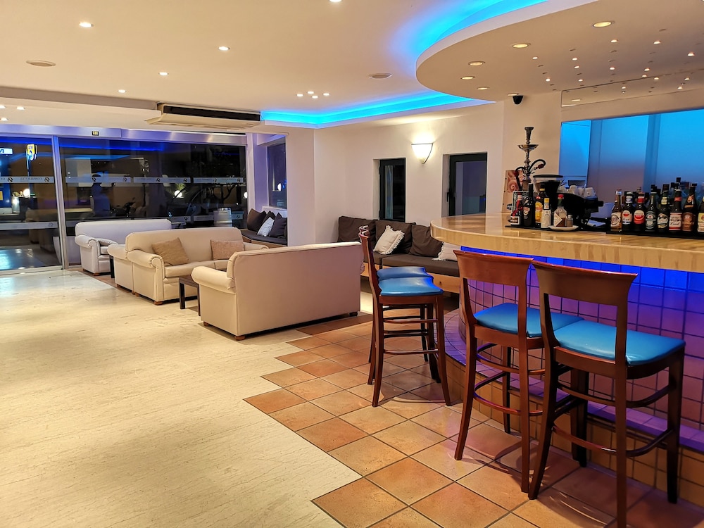 Elmi Suites Beach Hotel - All Inclusive — Restaurant & bars in Hersonissos
