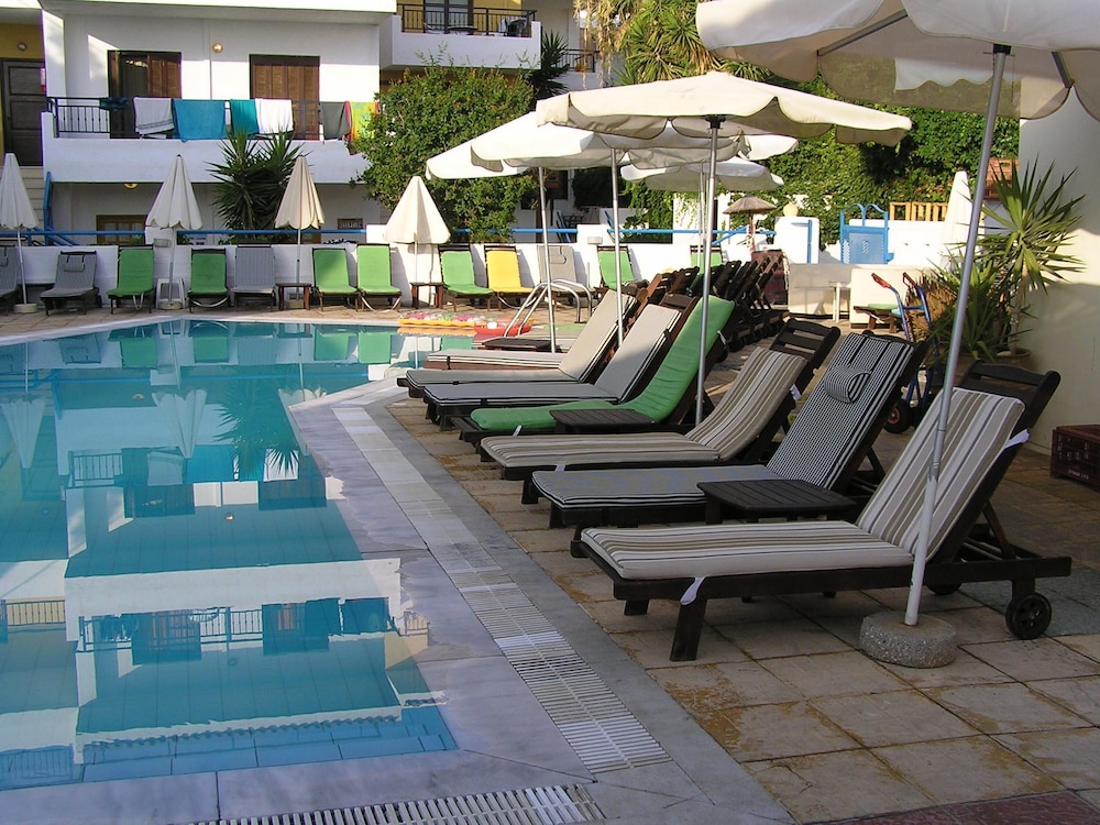 Elmi Suites Beach Hotel - All Inclusive — Swimming pool in Hersonissos