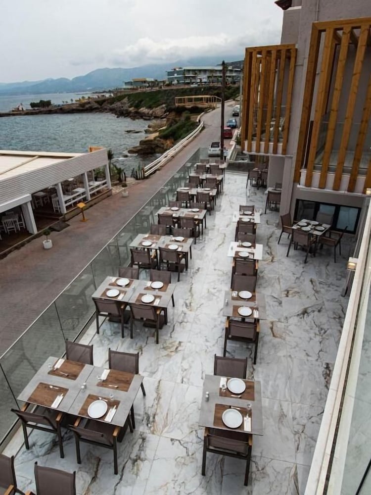 Elmi Suites Beach Hotel - All Inclusive — Restaurant & bars in Hersonissos