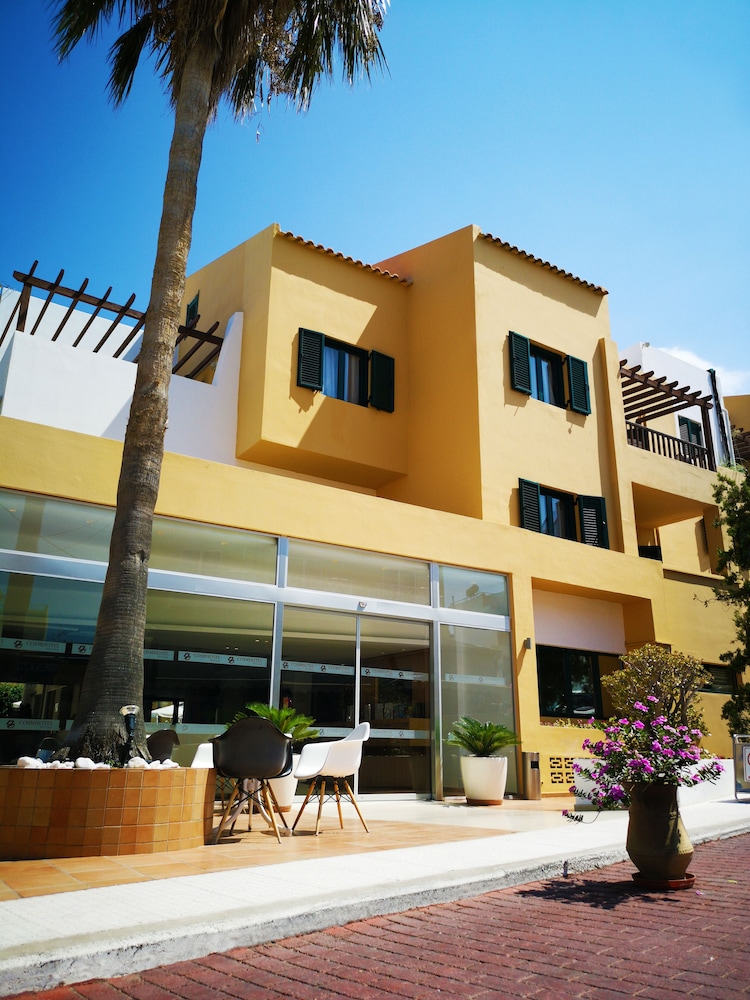 Elmi Suites Beach Hotel - All Inclusive — Hotel building in Hersonissos