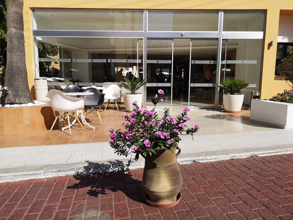 Elmi Suites Beach Hotel - All Inclusive — Hotel building in Hersonissos