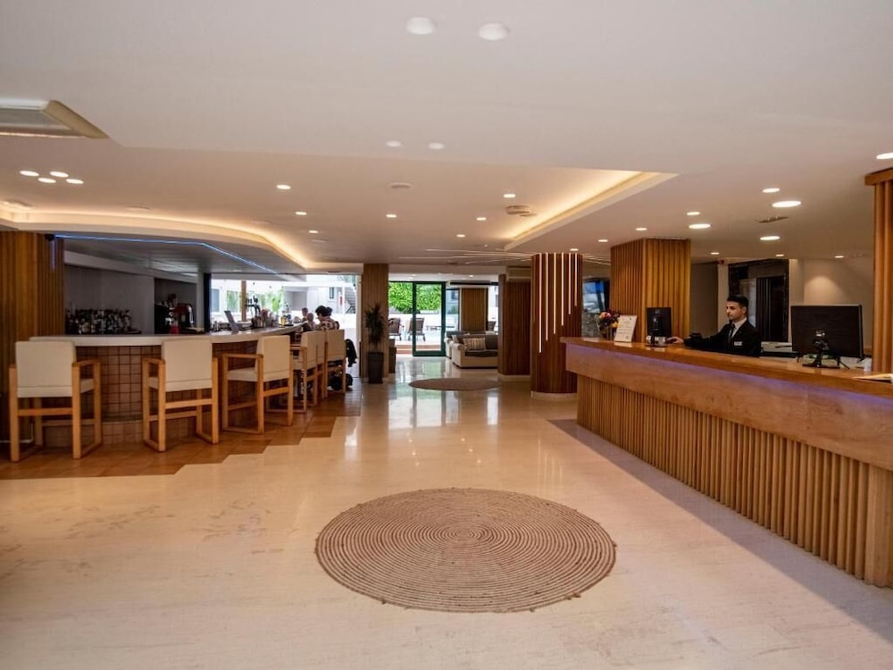Elmi Suites Beach Hotel - All Inclusive — Hotel building in Hersonissos