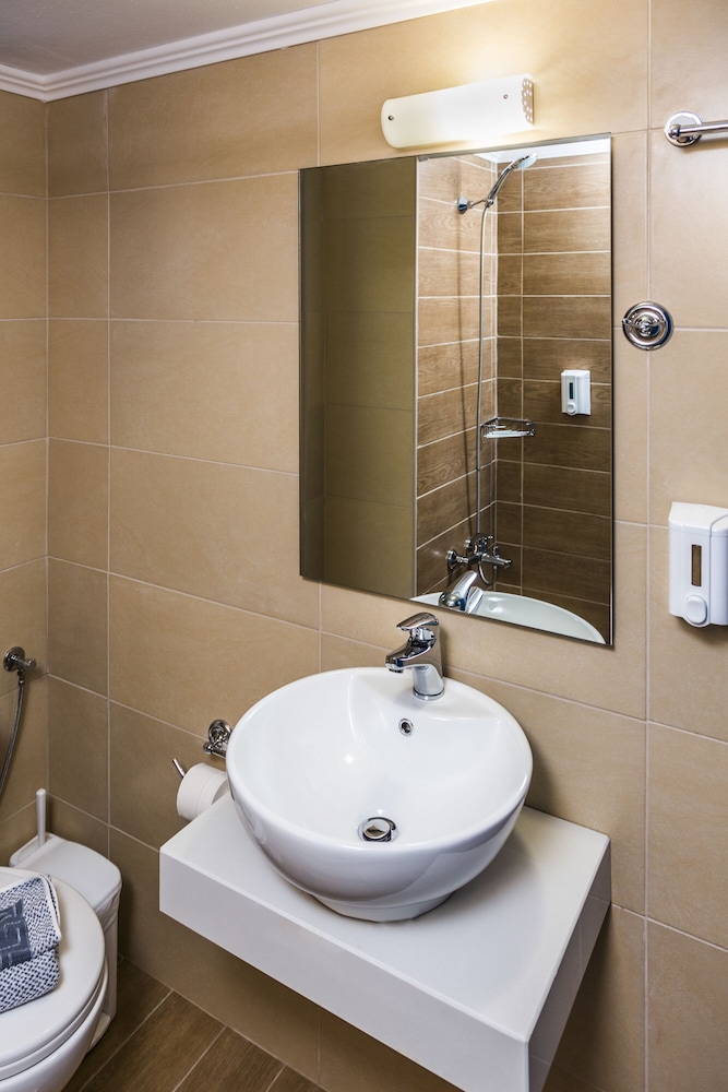 Elmi Suites Beach Hotel - All Inclusive — Hotel rooms in Hersonissos
