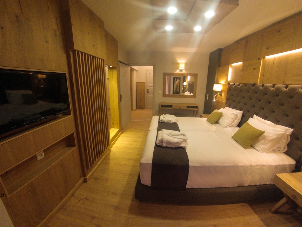 Elmi Suites Beach Hotel - All Inclusive — Hotel rooms in Hersonissos