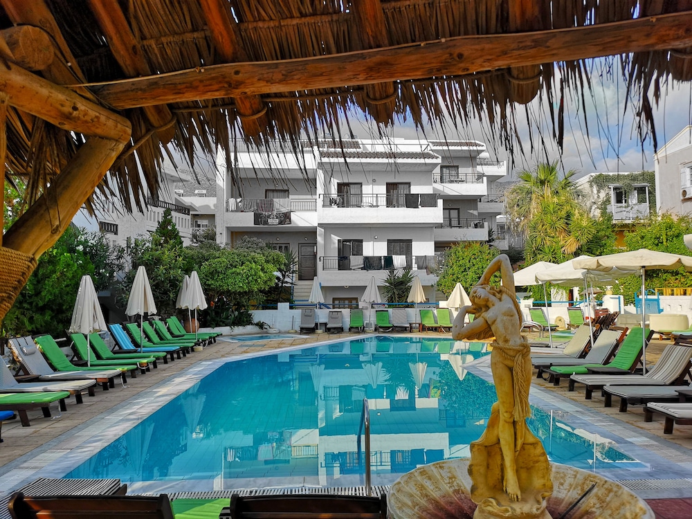 Elmi Suites Beach Hotel - All Inclusive — Swimming pool in Hersonissos