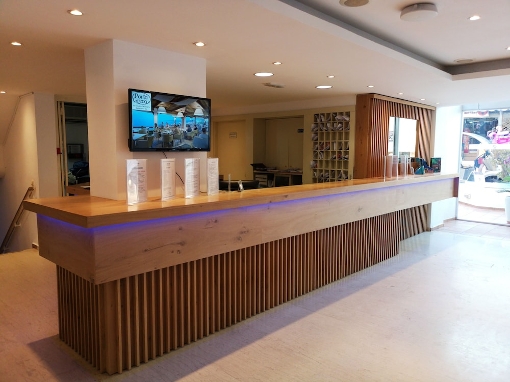 Elmi Suites Beach Hotel - All Inclusive — Hotel building in Hersonissos
