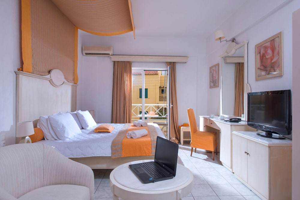 Elmi Suites Beach Hotel - All Inclusive — Hotel rooms in Hersonissos