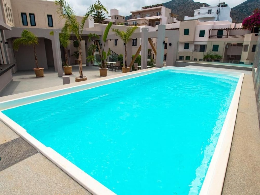 Elmi Suites Beach Hotel - All Inclusive — Swimming pool in Hersonissos
