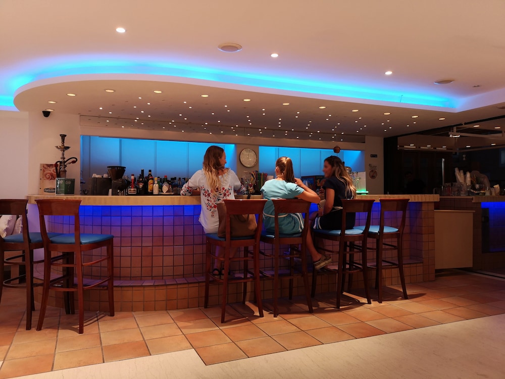 Elmi Suites Beach Hotel - All Inclusive — Restaurant & bars in Hersonissos