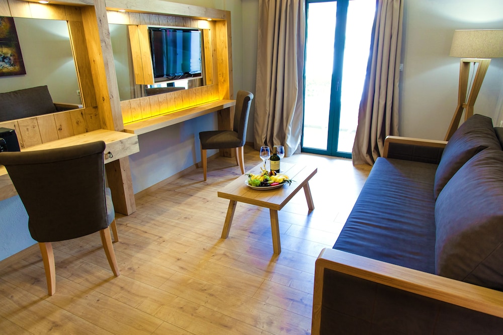 Elmi Suites Beach Hotel - All Inclusive — Hotel rooms in Hersonissos