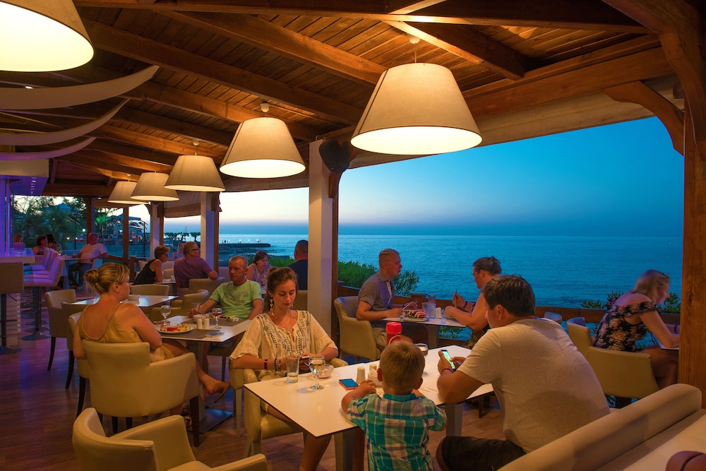 Elmi Suites Beach Hotel - All Inclusive — Restaurant & bars in Hersonissos