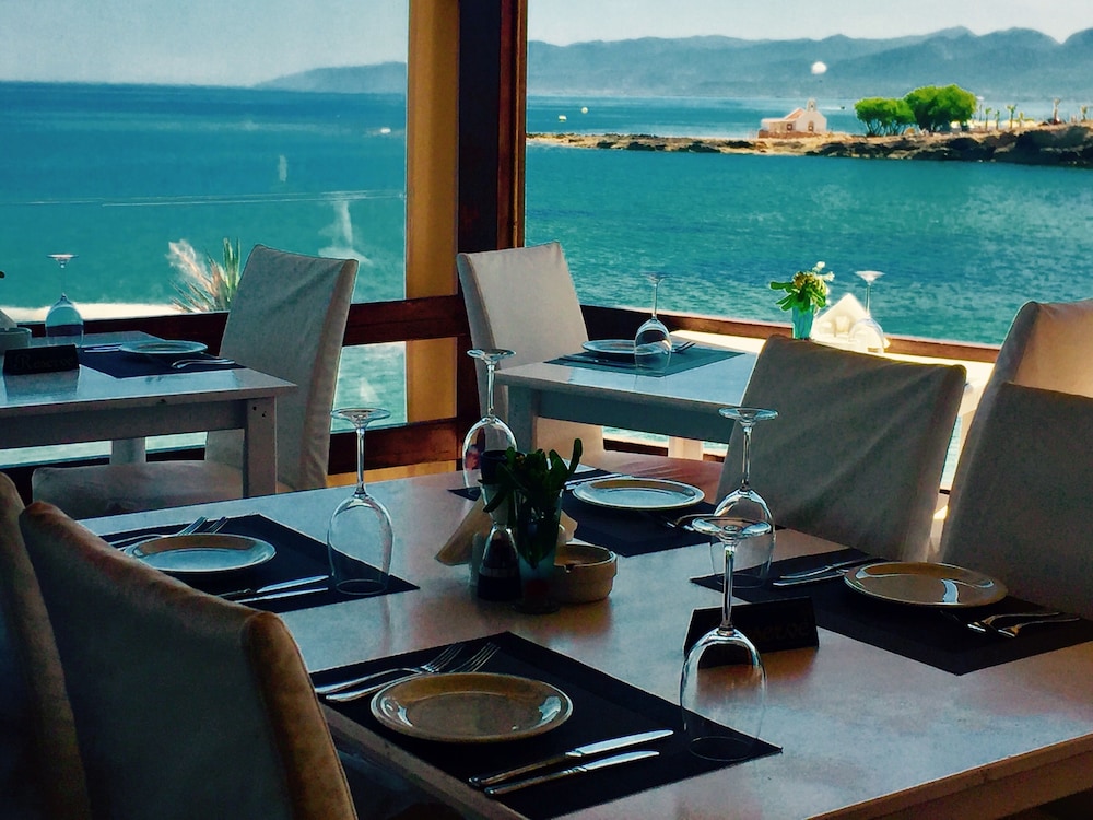 Elmi Suites Beach Hotel - All Inclusive — Restaurant & bars in Hersonissos