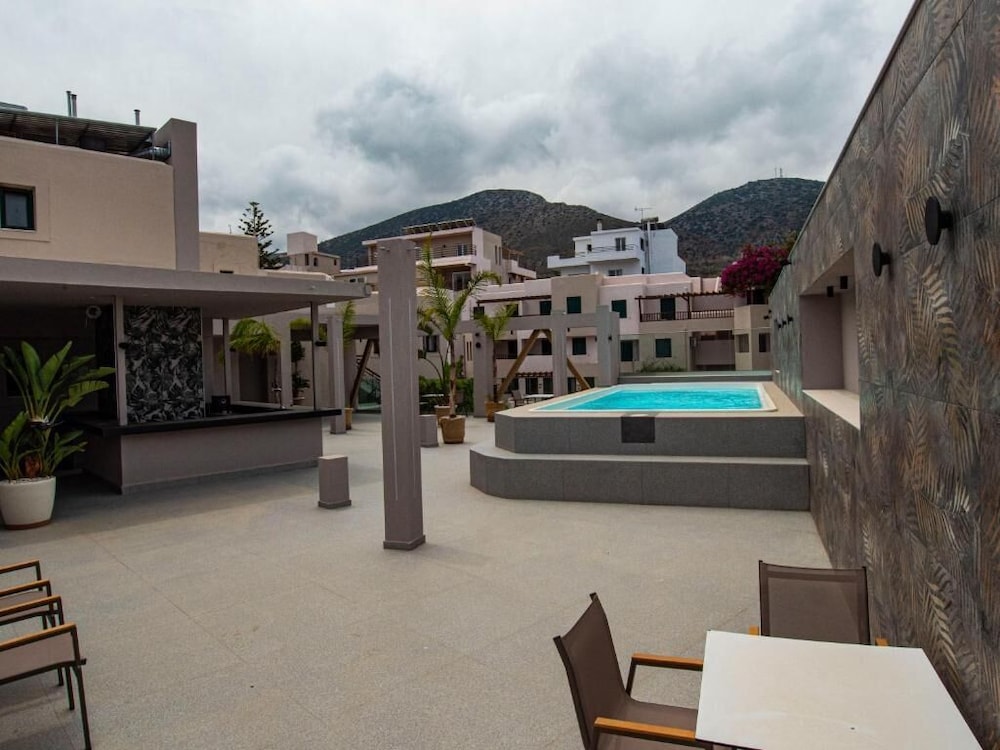 Elmi Suites Beach Hotel - All Inclusive — Swimming pool in Hersonissos
