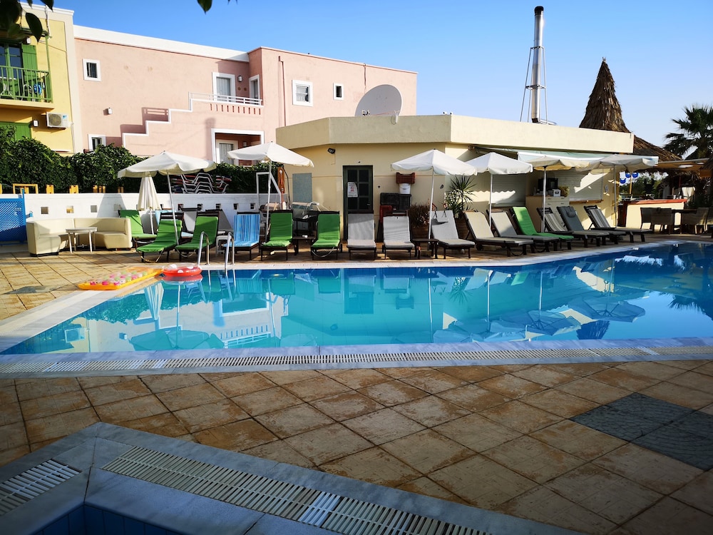 Elmi Suites Beach Hotel - All Inclusive — Swimming pool in Hersonissos