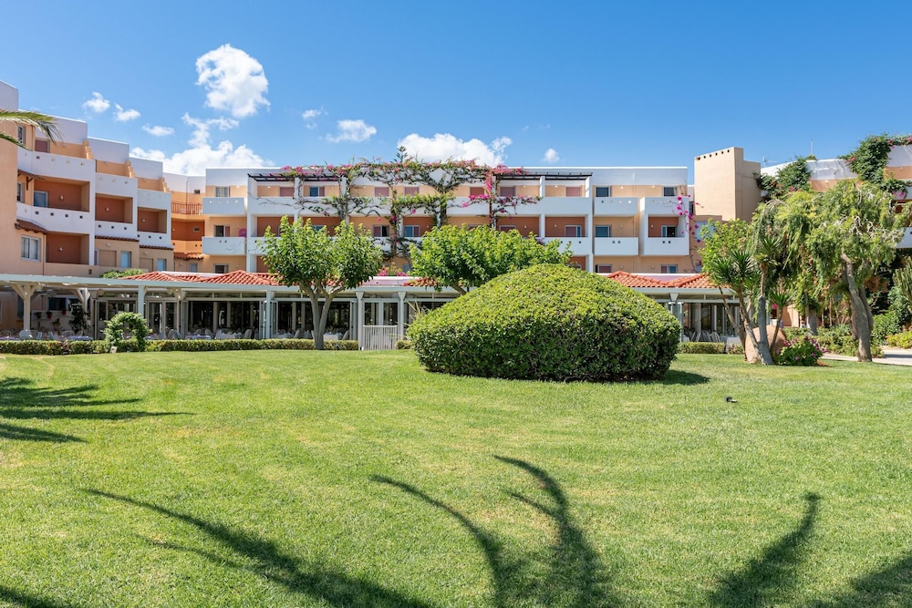 Anissa Beach & Village — Hotel building in Hersonissos