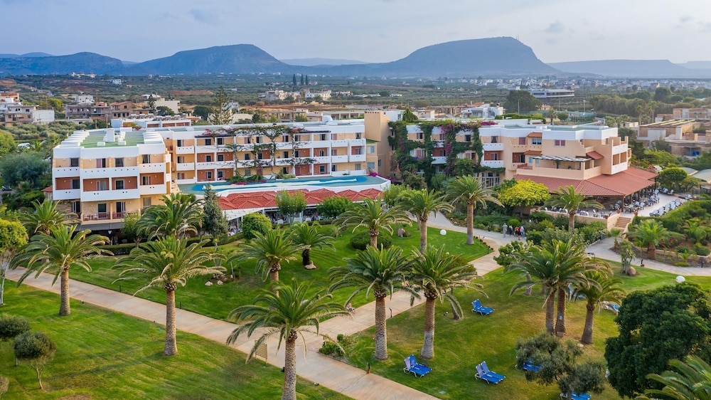 Anissa Beach & Village — Hotel building in Hersonissos