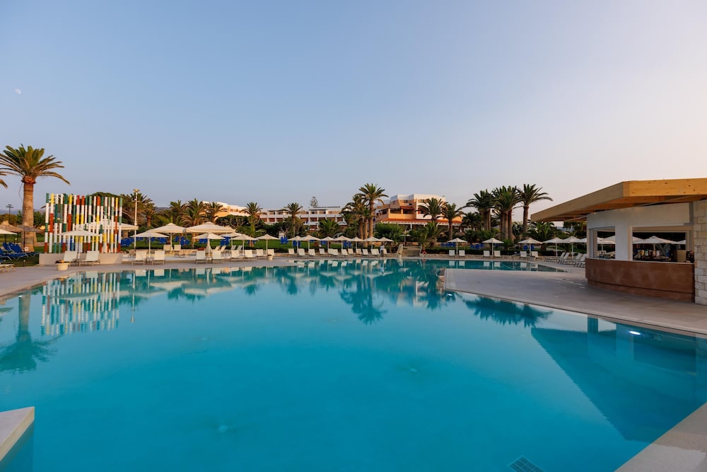 Anissa Beach & Village — Swimming pool in Hersonissos