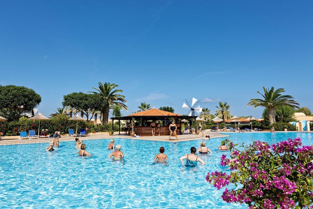 Anissa Beach & Village — Swimming pool in Hersonissos