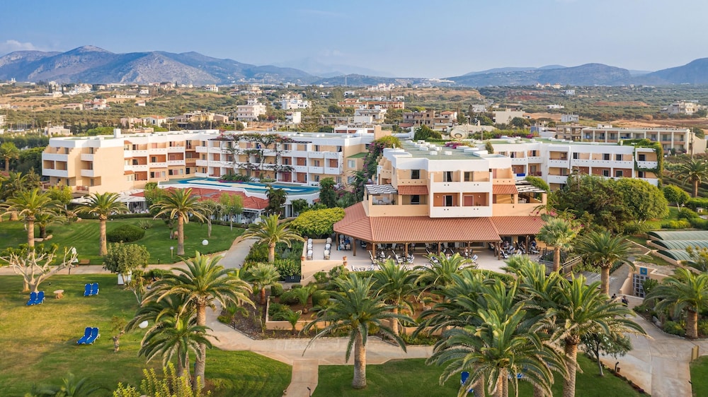 Anissa Beach & Village — Hotel building in Hersonissos
