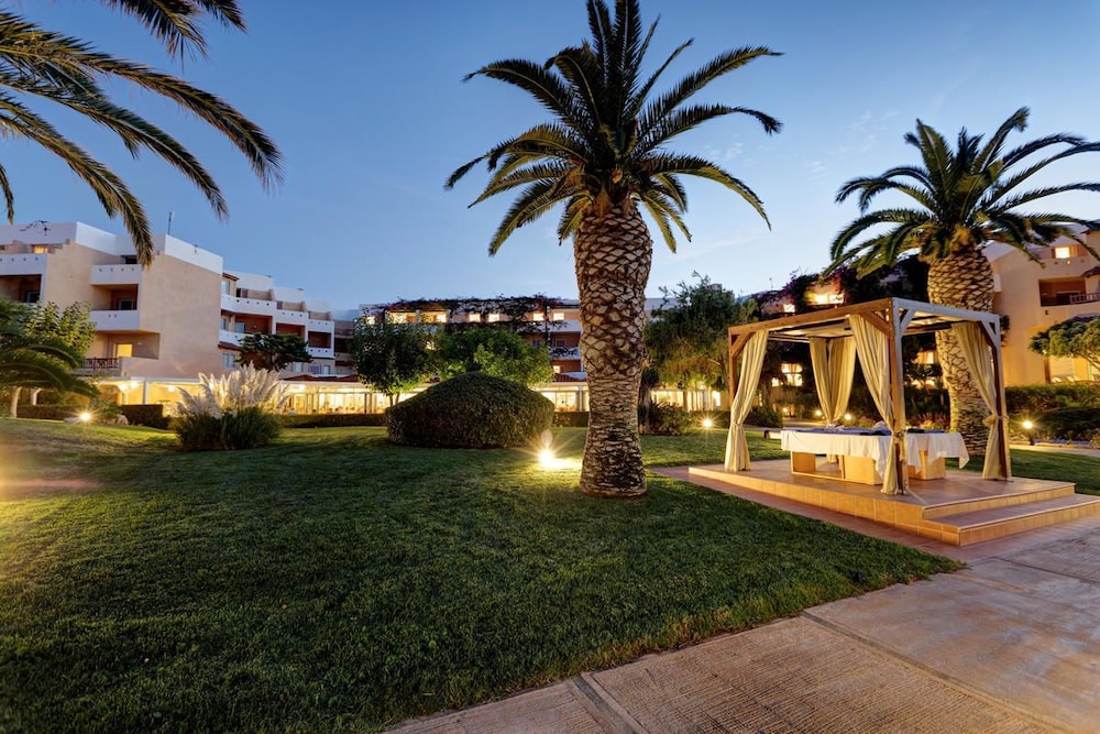 Anissa Beach & Village — Hotel building in Hersonissos