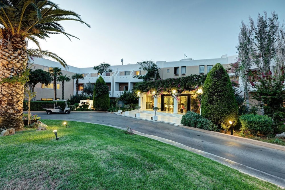 Anissa Beach & Village — Hotel building in Hersonissos