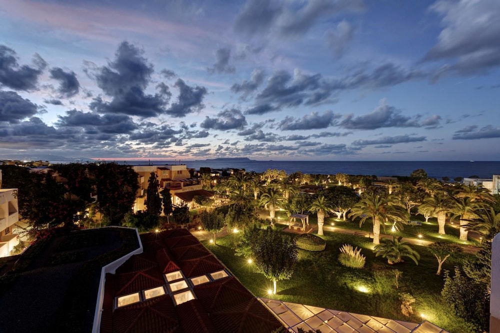 Anissa Beach & Village — Hotel building in Hersonissos
