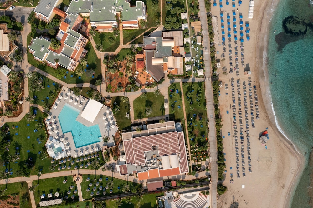 Anissa Beach & Village — Hotel building in Hersonissos