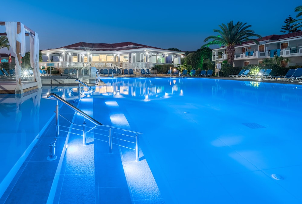 Golden Sun Hotel — Swimming pool in Kalamaki (Zakynthos), Ionian Islands