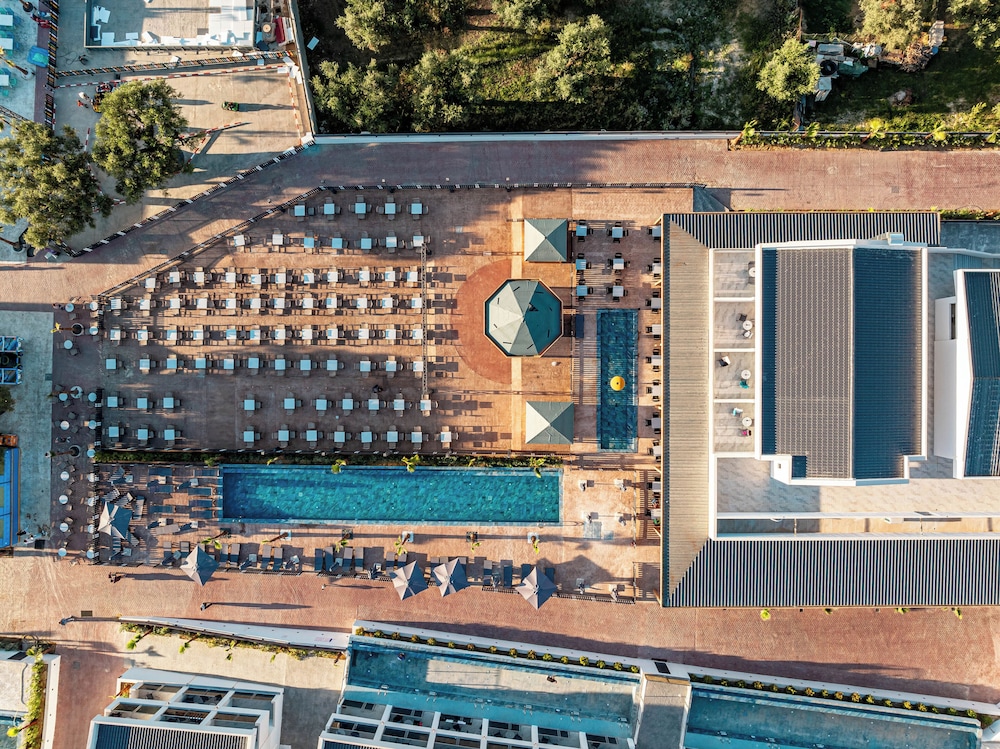 Caretta Paradise Resort & Waterpark — Hotel building in Tsilivi, Ionian Islands